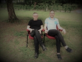Edouard Manceau à gauche et Rudy martel à droite Edouard Manceau et Rudy Martel assis côte côte sur une chaise, dans un jardin